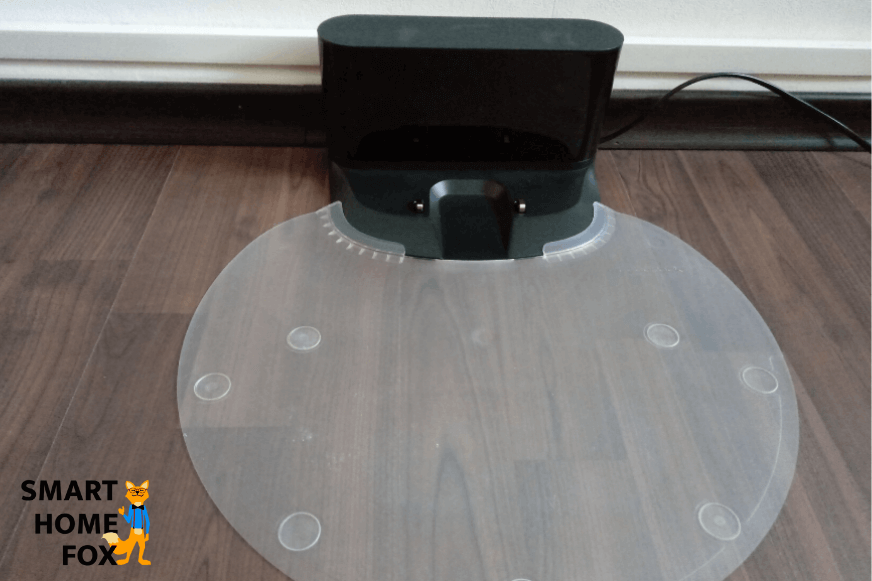 Ladestation des Roborock S6 samt wasserabweisender Schutzmatte